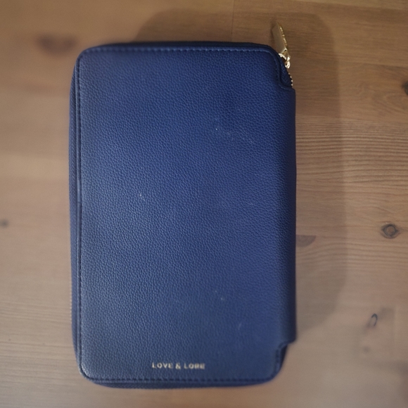 ✅✅ SOLD ✅✅ Love and Lore Travel Wallet in navy blue - Picture 6 of 9
